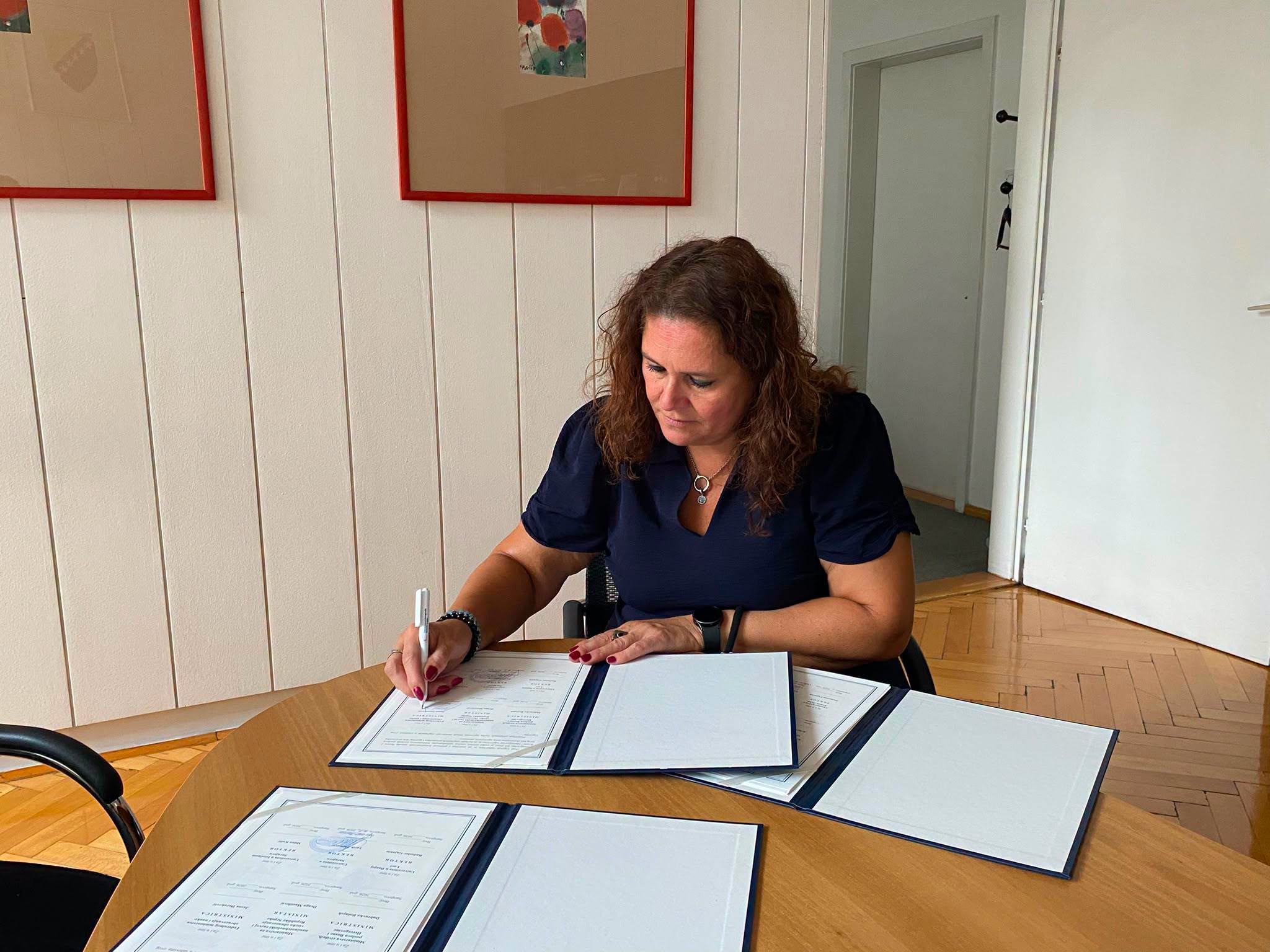Jasna Duraković ispred zgrade Vlade Federacije BiH